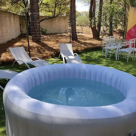 Holiday home Ravissante Petite Maison Avec Jacuzzi Villeneuve-les-Avignon
