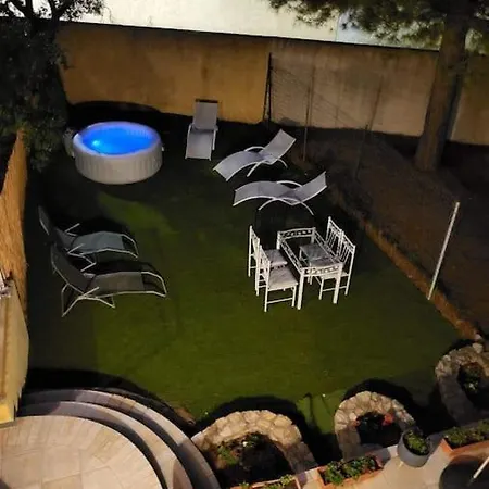Holiday home Ravissante Petite Maison Avec Jacuzzi